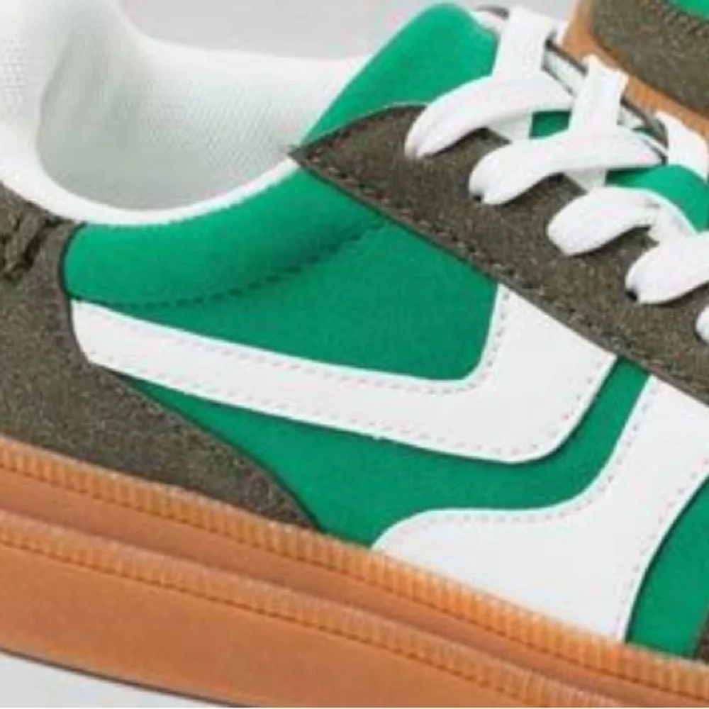 RETRO♦️♦️SUPER CUTE MID-TOP SNEAKER - Picture 8 of 11
